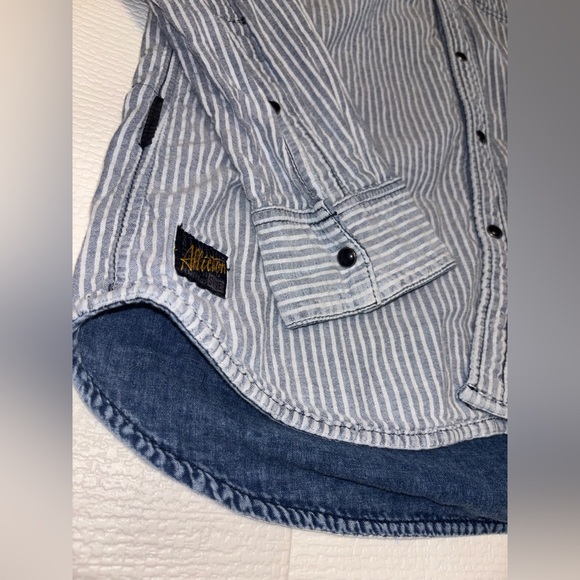 Affliction Reversible Dark Blue Denim Shirt with Graphic Back
Size Medium - Picture 4 of 12